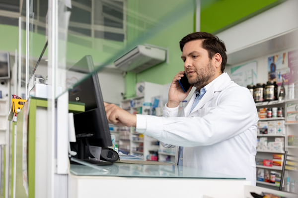 Multi-device pharmaceutical monitoring notifications